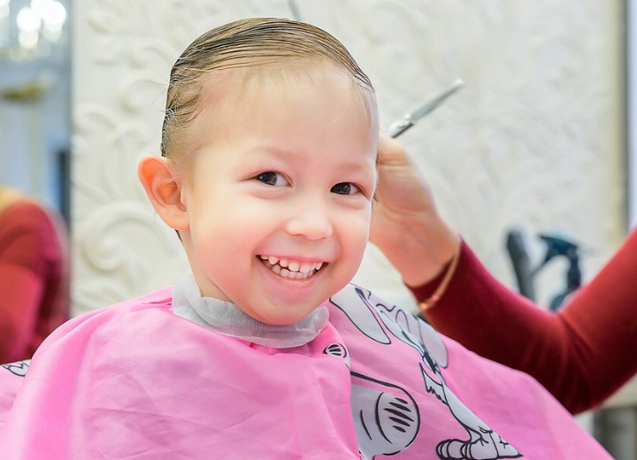 Kleine jongen in een kindvriendelijk kapsalon