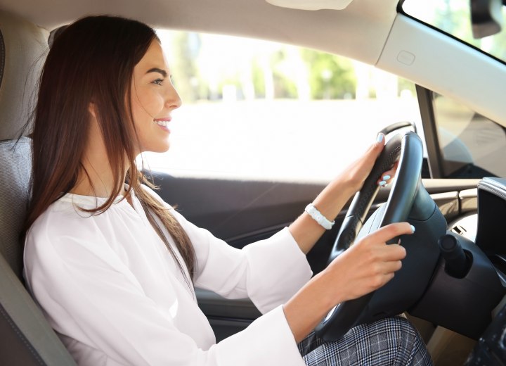 Vrouwelijke chauffeur met lang haar